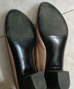 ELLE- A Pair Of Pink Solid Block Pumps