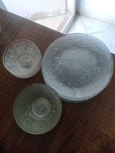 6 plates and 10 bowls.