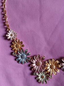 Flower Power Necklace - Brand NEW