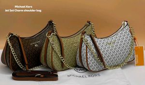MK JET SET CHARM SMALL LOGO POCHETTE BAG
