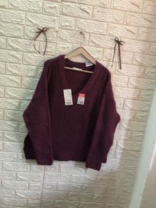 Burgundy Knit V-Neck Sweater👜🕶️