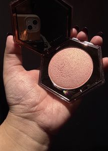 Fenty Beauty Diamond Bomb Highlighter:- Rose Rave