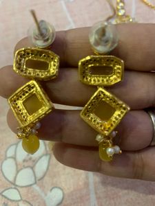 Yellow Jewellery Set with Mangtika