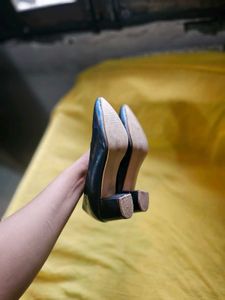 Smart &amp; Sleek Holographic Pointed-Toe Flats