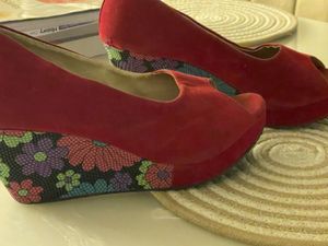 RED MULTICOLOURED HEELS