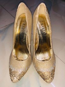 I’m Selling This Beautiful Golden Heels👠