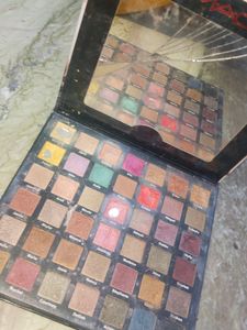 Smudgeproof Eye Shadow Pallet