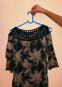 Preettyyy Top.