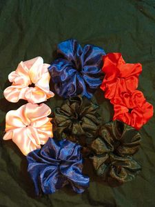 8 Scrunchies 💗