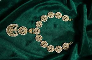 Elegant Gold-Toned Maang Tikka