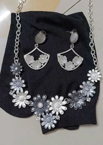 Beautiful Jewelry Set And Earrings