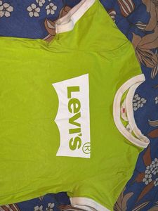Levi's Graphic Tee - Trendy Style
