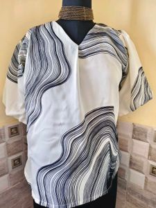 BOGO🎁Buy One Get 1 Free🎁L/XL V-Neck Top