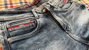 Levis’s blue ripped jeans