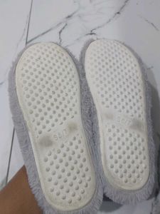 Kensie Fuzzy Slippers - Size S(6/7)