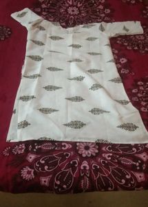 Xxl White Paisley embroidered Neck Printed Kurti