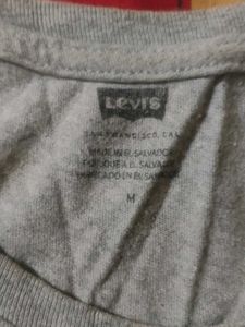 Levi&#39;s Graphic Tee