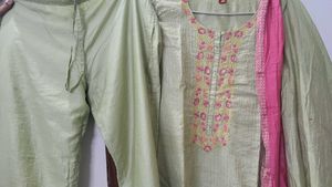 Beautiful 3 Piece Women Suit Set ..❣️