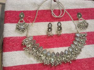 Traditional Jewelry Set With Two Earing Free