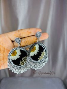 Daisy Resin Black Earrings