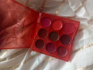 ON THE MOVE LIP PALETTE