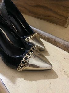 Chic Black & Gold Pointed Heels