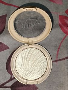 Kiss Beauty Highlighter