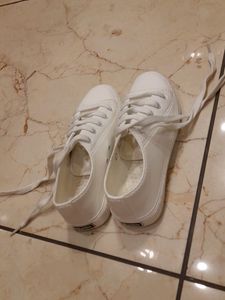 Zudio White Shoes