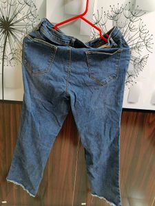 Frayed Hem Cropped Jeans