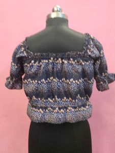 Off-shoulder floral top 🌼