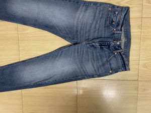 Levis Straight Fit Jeans