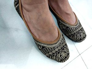 Elegant Embroidered Punjabi Juttis