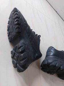 Unisex used Sneaker.