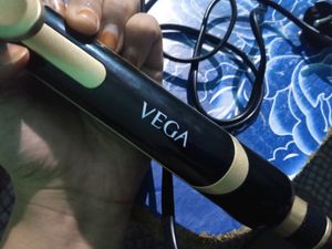 With the Vega 3-in-1 Hair Straightener, look glamorous in straight, curly, or crimped hair  hairstyling appliance features Ceramic-coated Plates, Crimper Plates, and a 360
