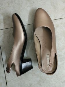 ELLE- A Pair Of Pink Solid Block Pumps