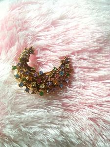 Very Preety Sari Pin With Colourful Stone.