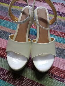 🚨Price Dropped, White Heels, Brand New 👠