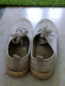Size 35 White Canvas.