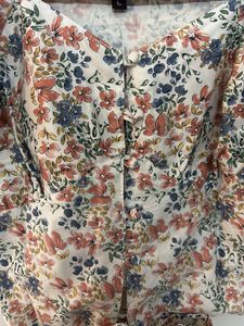 Cute White Crop Top With Flower Details