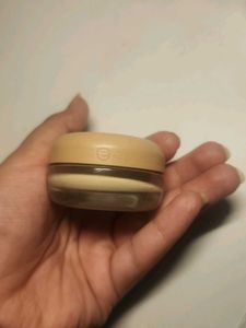 Essence Natural Matte Mousse Foundation sealed