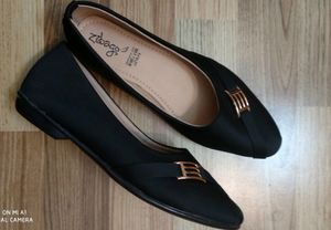 Stylish Black Bella Flats.