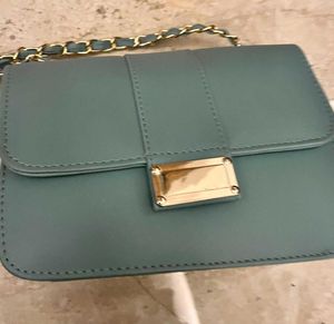 Chic Chain Detail Crossbody Bag