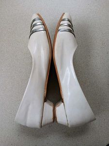 Elegant White Low-Heel Flats with Metallic Detail