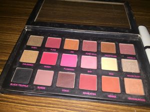eyeshadow and eyebrow trimmer