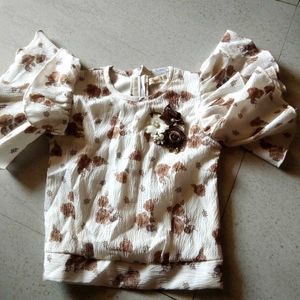 Girl&#39;s Floral Top and Shorts Set