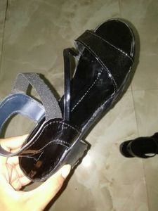 NEW BLACK HEEL SANDALS.