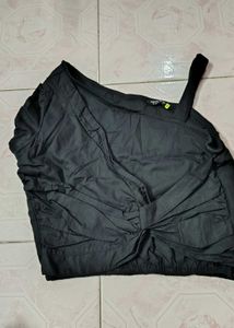 One side shoulder black crop top