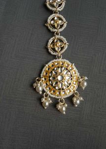 Elegant Kundan Tikka Headpiece