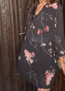 Chic Floral V-Neck Dee’s