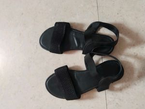 🖤 black Strappy Sandals